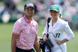 Mỹ nhân "xin" làm người bê gậy, rồi khiến VĐV triệu đô "say như điếu đổ"