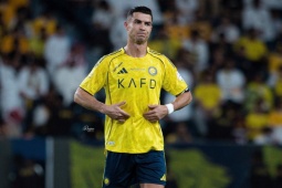 Ngỡ ngàng Ronaldo bị nôn mửa: Fan lo sốt vó, tình trạng sức khỏe ra sao?