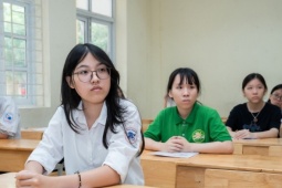 Phụ huynh cân não vì đăng ký lớp 10 'như chơi chứng khoán'