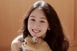 Bé gái 'Bố ơi mình đi đâu thế' trong trẻo tuổi trăng rằm