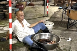 Cả nhà kiệt sức vì quán ăn bất ngờ nổi tiếng