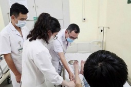 Ngồi khoanh chân khi học, nam sinh 19 tuổi bị liệt bàn chân