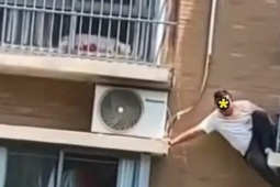 Đu bám ngoài ban công kêu cứu, người đàn ông lộ chuyện ngoại tình đáng xấu hổ