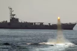 Iran bất ngờ 'xuống thang', đề xuất mở lối cho tàu thuyền qua eo biển Hormuz