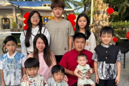 10 con, 1.600 USD mỗi tháng: Gia đình này sống ra sao?