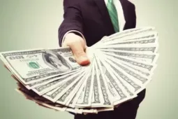 Cựu cán bộ Hải quan cầm 5 tỷ đồng 'chạy' tại ngoại cho giám đốc doanh nghiệp