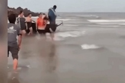 Hai anh em bị sóng cuốn khi tắm biển Cửa Lò