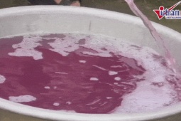Nước giếng chuyển màu tím bất thường, người dân phải mua nước bình về dùng