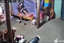 VIDEO: Chị gái nhanh trí ôm em nhỏ lao khỏi giường khi mưa đá ầm ầm dội xuống