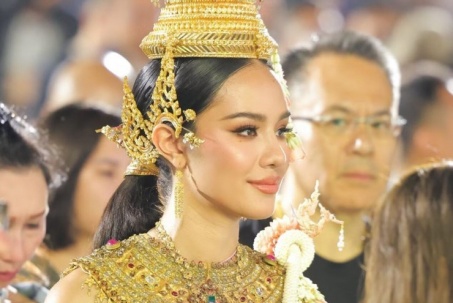 Dàn hoa, á hậu ở lễ hội té nước