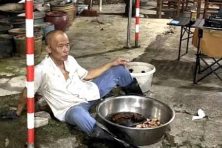 Cả nhà kiệt sức vì quán ăn bất ngờ nổi tiếng