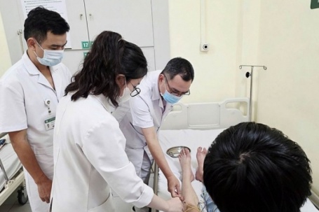 Ngồi khoanh chân khi học, nam sinh 19 tuổi bị liệt bàn chân