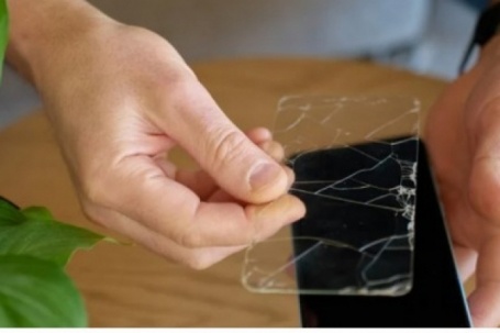 Kính cường lực smartphone: Phụ kiện lỗi thời hay vẫn là “bảo hiểm” cần thiết?