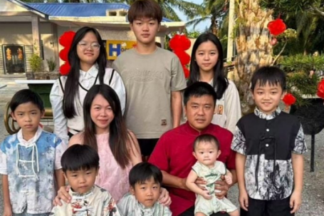 10 con, 1.600 USD mỗi tháng: Gia đình này sống ra sao?
