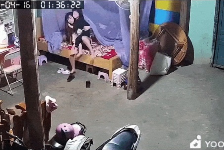 VIDEO: Chị gái nhanh trí ôm em nhỏ lao khỏi giường khi mưa đá ầm ầm dội xuống