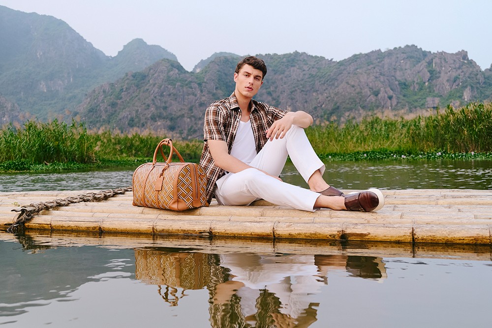 Họa tiết đan lát tinh tế trên nền vải cao cấp với ngôn ngữ thời trang hiện đại.