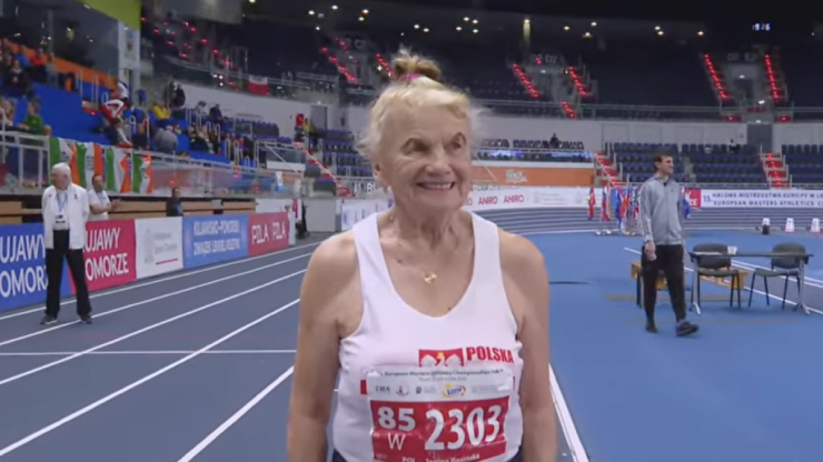 Cụ bà&nbsp;Janina Rosinska, 89 tuổi giành tổng cộng 800 huy chương chạy bộ
