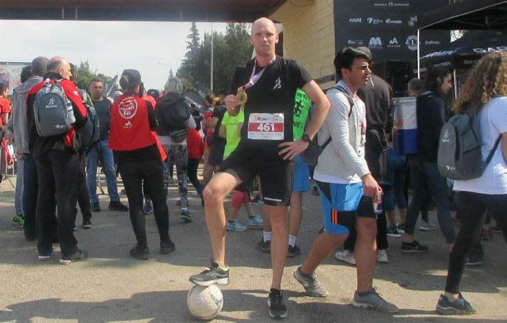 Kỷ lục rê bóng marathon nhanh nhất thuộc về&nbsp;Alistair Kealty