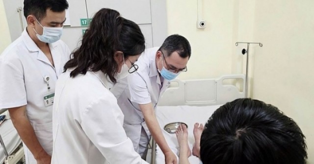 Ngồi khoanh chân khi học, nam sinh 19 tuổi bị liệt bàn chân