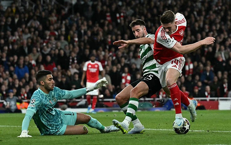 Gyokeres (áo đỏ trắng, số 14)&nbsp;chơi tệ trước Sporting Lisbon