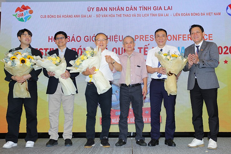 Bấu Đức cùng các khách mời tại họp báo giới thiệu giải U14 Quốc tế tại Gia Lai 2026.