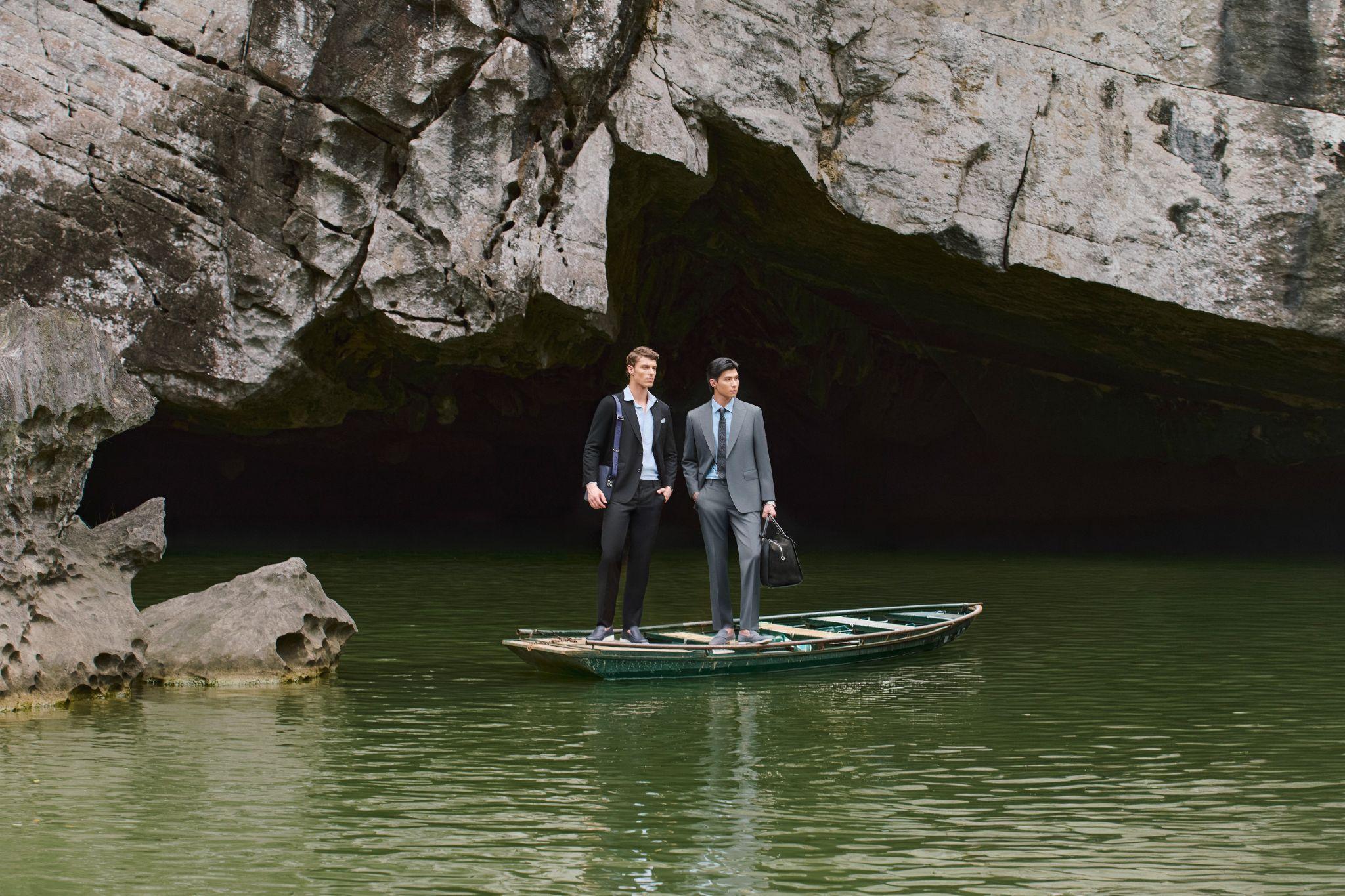 Phẩm chất hiện ra qua từng tư thế, từng ánh mắt, từng khoảnh khắc người đàn ông đối diện với thiên nhiên