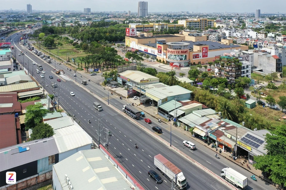 Quốc lộ 13 tuyến giao thông huyết mạch kết nối TP.HCM với các tỉnh Đông Nam Bộ đang dần thay đổi diện mạo khi được mở rộng.