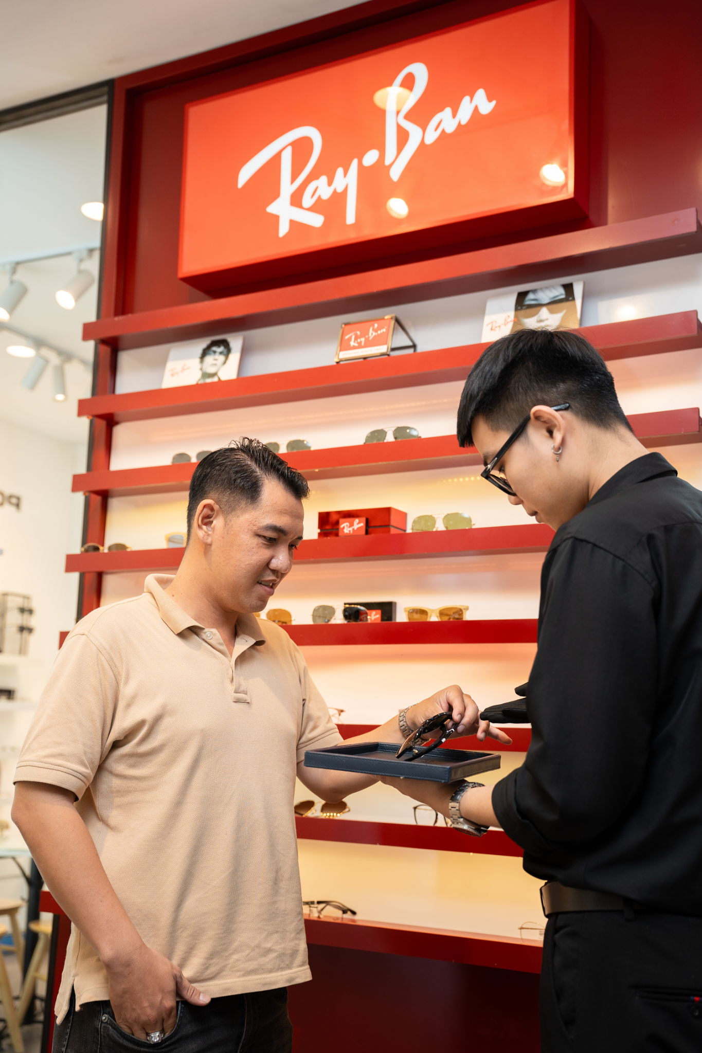 Đội ngũ chuyên gia tư vấn luôn sẵn sàng hỗ trợ bạn tìm ra mẫu kính RayBan phù hợp với nhu cầu của bản thân