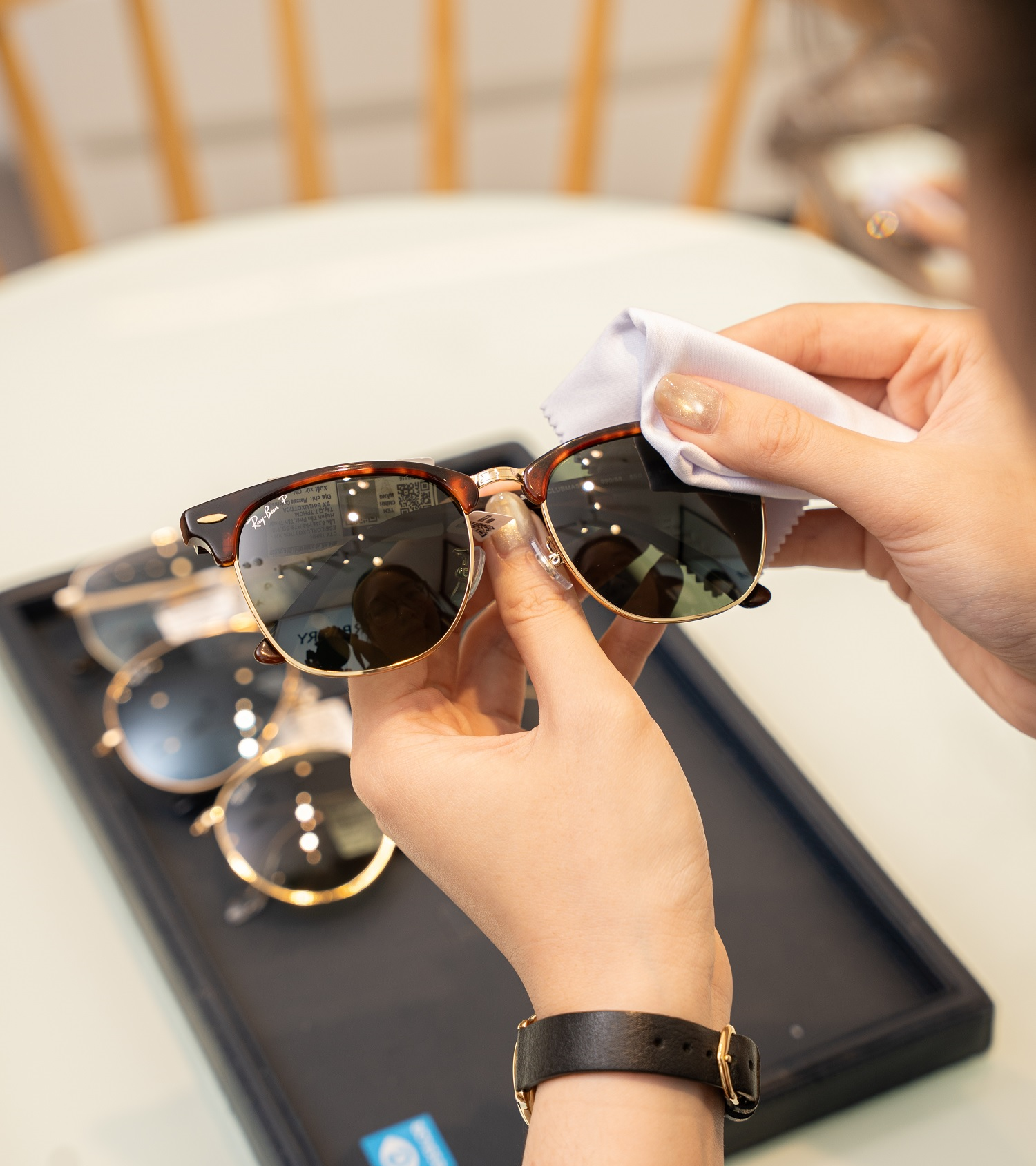 Khâu QC là cách Kính Hải Triều đảm bảo mỗi sản phẩm đến tay khách hàng đều ở trạng thái hoàn chỉnh nhất - không vết xước, không khuyết điểm.