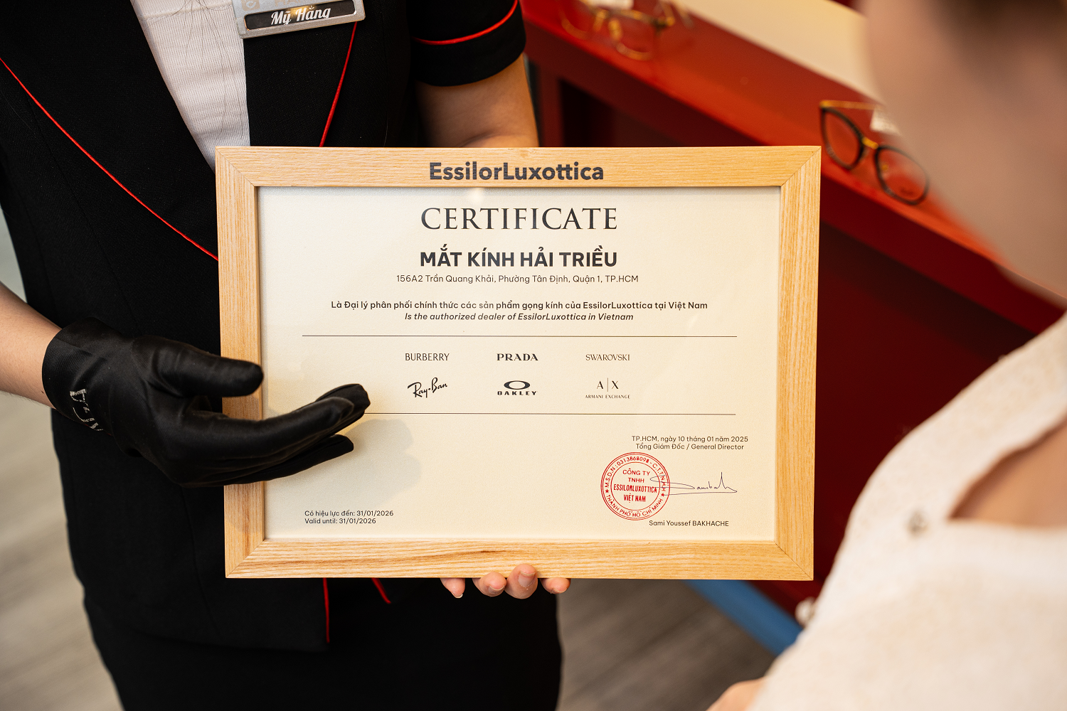 Giấy chứng nhận được trưng bày công khai tại mỗi showroom để khách hàng kiểm chứng