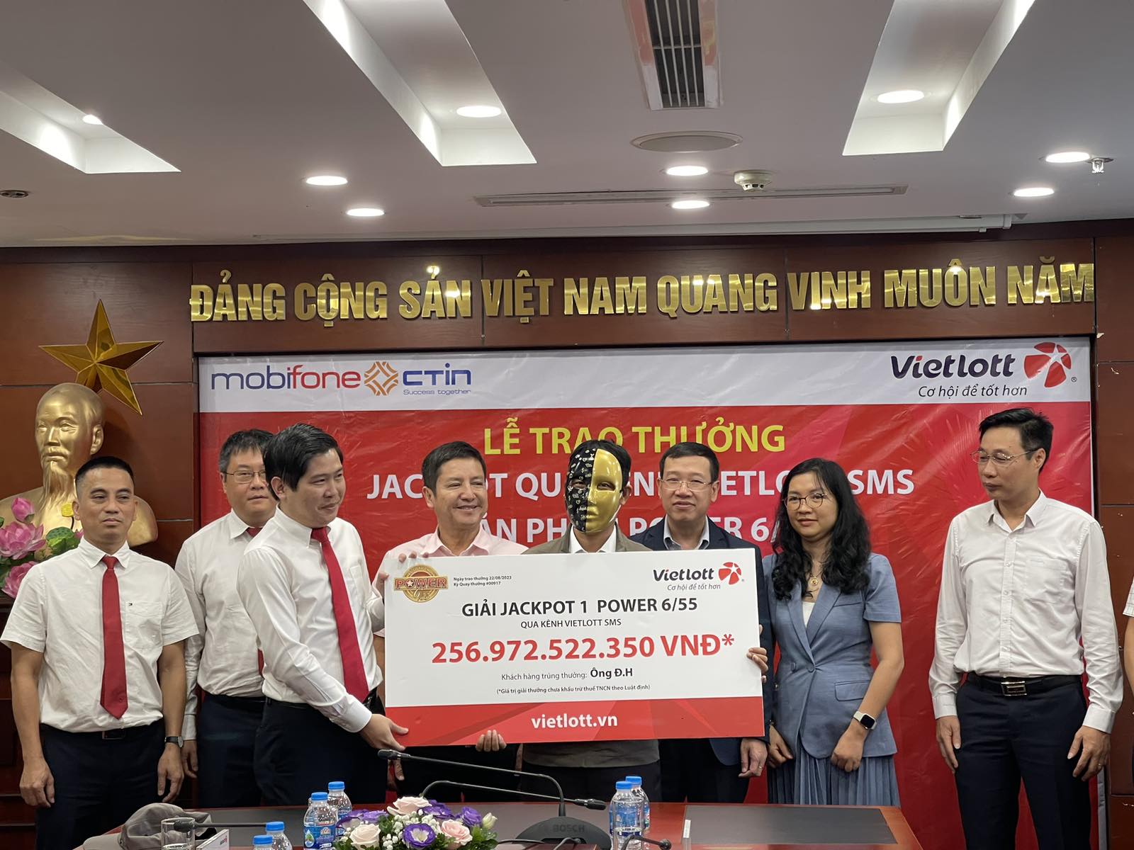 Ông Đ.H nhận giải Jackpot trị giá hơn 256 tỷ đồng nhờ mua vé số qua Vietlott SMS