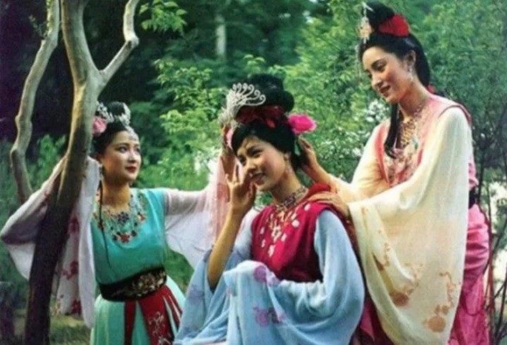 Trong "Tây du ký", Dương Phụng Nhất vào vai cô thôn nữ do Phổ Hiền Bồ Tát hoá thành.