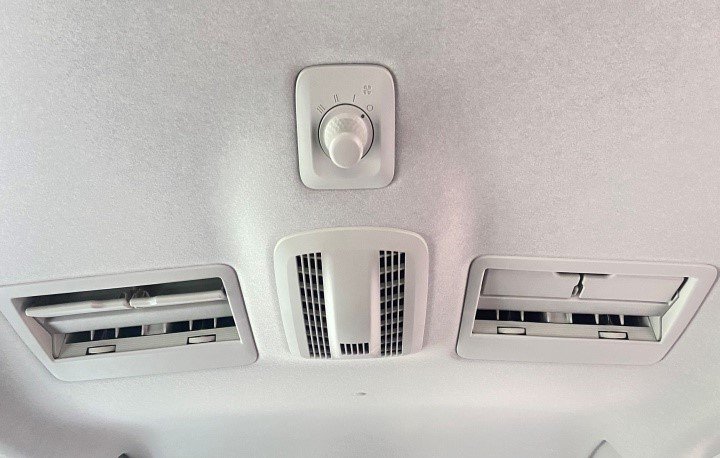 Dàn lạnh khu vực hàng ghế sau được trang bị trên xe Toyota Veloz Cross.