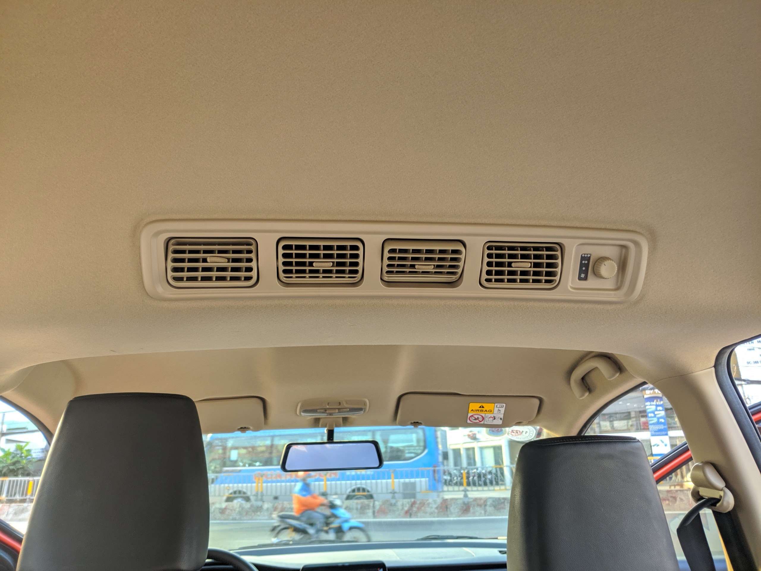 Cửa gió hàng ghế sau được bố trí dạng ngang trên xe Suzuki XL7 Hybrid.