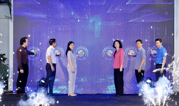 Phó Chủ tịch UBND TP Hà Nội Vũ Thu Hà và các đại biểu bấm nút ra mắt&nbsp;Cổng thông tin an toàn thực phẩm tại địa chỉ antoanthucpham.hanoi.gov.vn