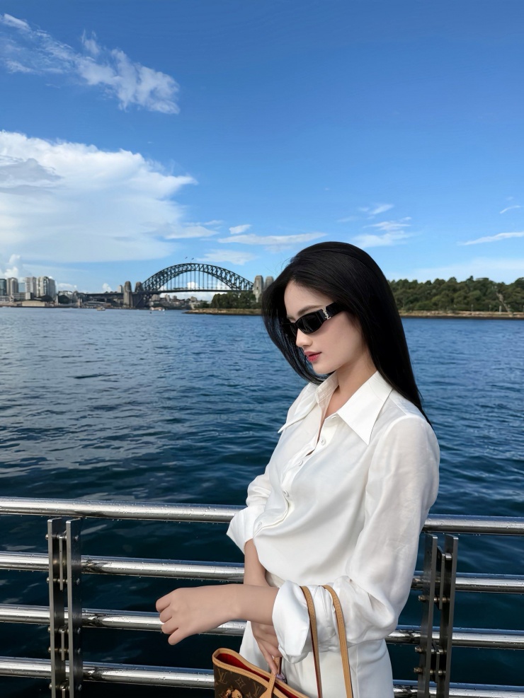 Hình ảnh mới nhất của Hoa hậu Ý Nhi ở Úc gây chú ý - 2