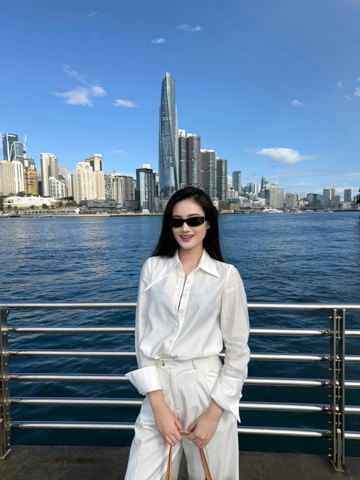 Hình ảnh mới nhất của Hoa hậu Ý Nhi ở Úc gây chú ý - 1