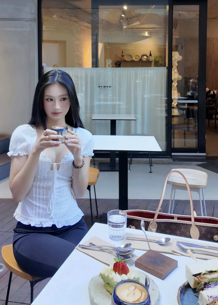 Hình ảnh mới nhất của Hoa hậu Ý Nhi ở Úc gây chú ý - 8