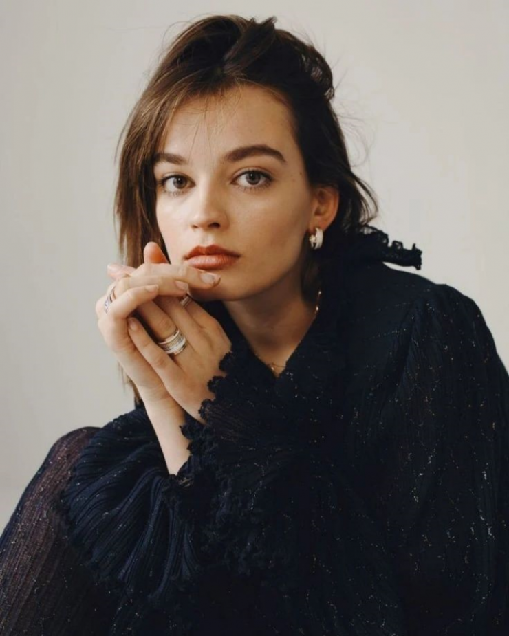 Diễn viên phim Sex Education gợi cảm ở tuổi 30, làn da trắng mịn không tì vết - 10