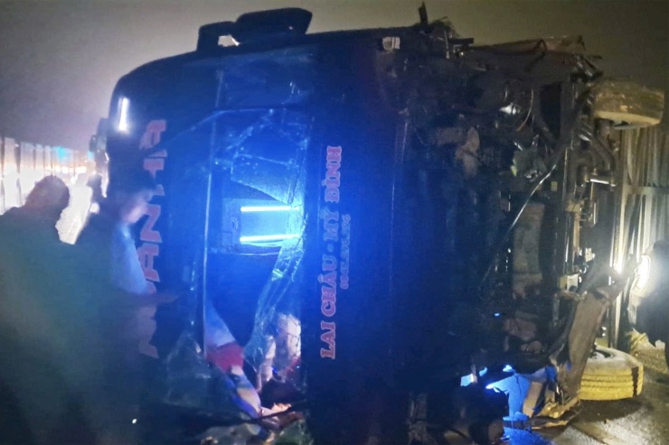 Hiện trường vụ tai nạn trên cao tốc Nội Bài - Lào Cai. Ảnh: Minh Khánh