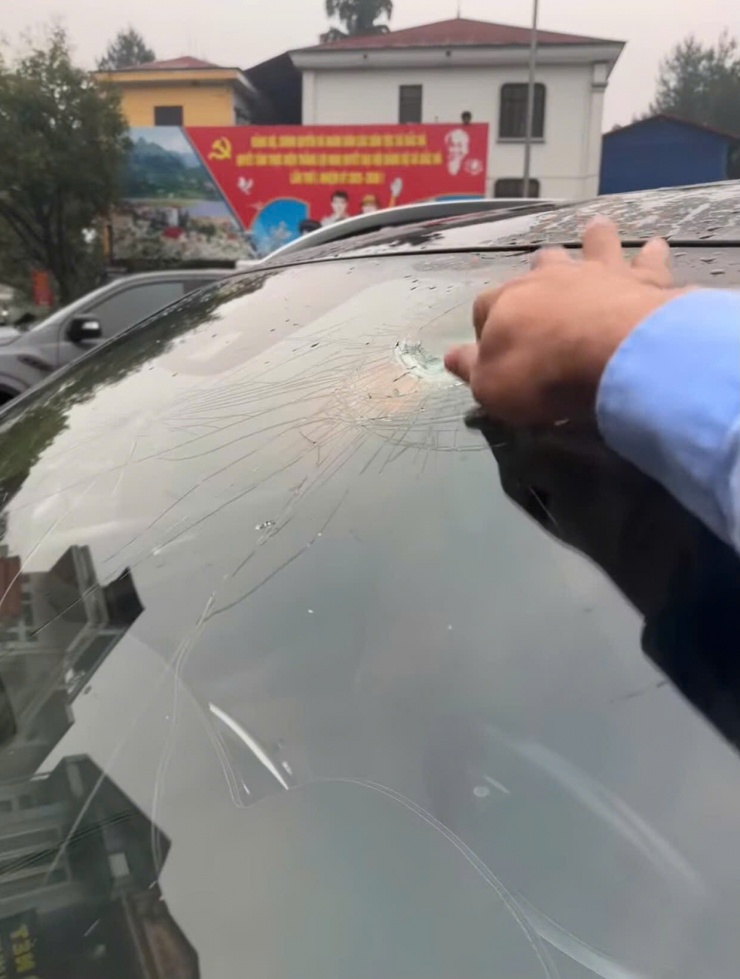 Một chiếc ô tô Mercedes-Benz của chủ xe ở Bắc Hà (Lào Cai) bị vỡ kính vì dính mưa đá rạng sáng ngày 16/4.&nbsp;