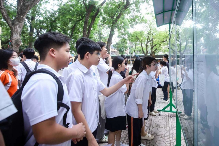 Thí sinh kiểm tra thông tin trước kỳ thi vào lớp 10 năm 2025. Ảnh: TA