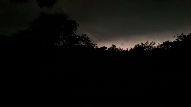 Nhiều khu vực trên địa bàn tỉnh Thái Nguyên lúc 7h30 phút tối đen như ban đêm. Ảnh: Hà Thanh