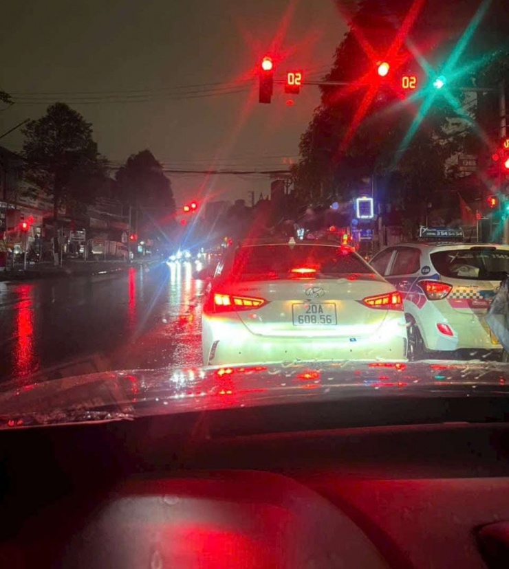 Trời tối khiến tầm nhìn bị hạn chế, nhiều phương tiện phải bật đèn khi lưu thông trên đường. Ảnh: Thanh Tâm