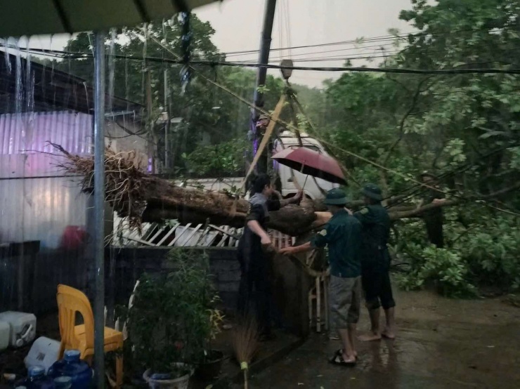 Lực lượng chức năng có mặt tại hiện trường để thực hiện công tác cứu hộ, cứu nạn. Ảnh: B.T.N