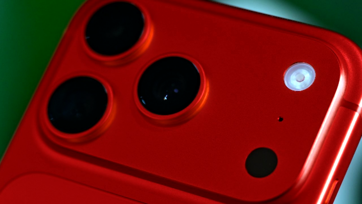 Mô hình iPhone 18 Pro Max màu đỏ đậm. Ảnh: AppleInsider