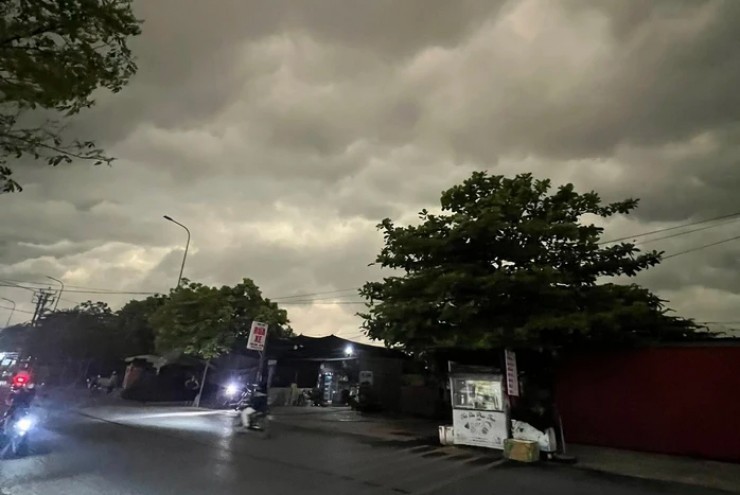 Chuyên gia nói gì về bầu trời bỗng tối sầm vào sáng nay 17-4 ở Hà Nội?