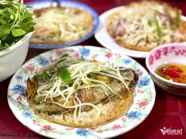 Đĩa bánh xèo nóng hổi, phục vụ kèm nước mắm và rau sống, có giá 25.000 đồng