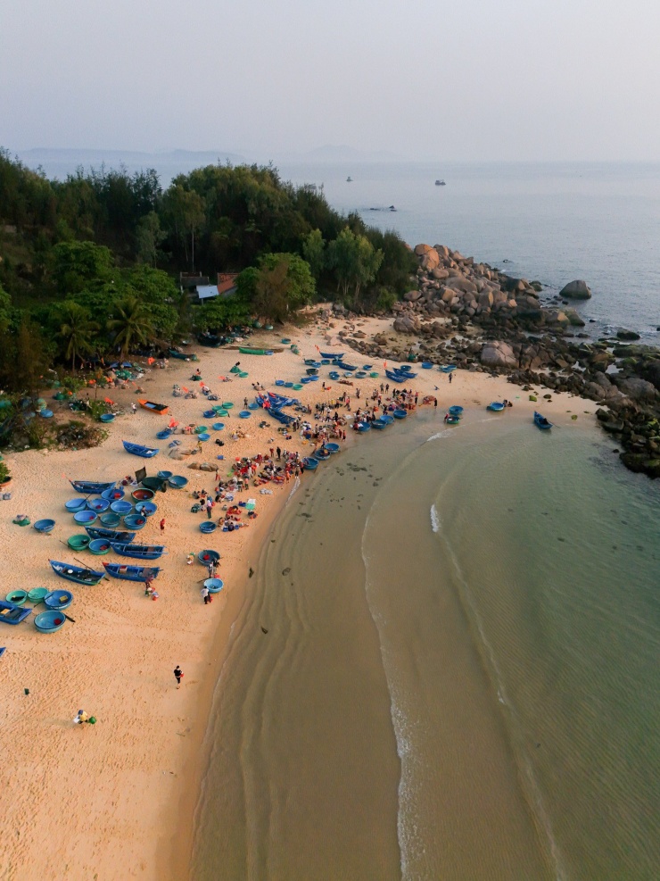 Khung cảnh làng chài lúc sáng sớm hấp dẫn du khách. Ảnh: Thừa Hòa