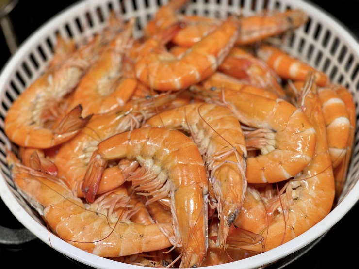 Tôm luộc là món ăn quen thuộc với nhiều gia đình nhưng không phải ai cũng biết cách luộc tôm ngon. Ảnh: Yến Nguyễn